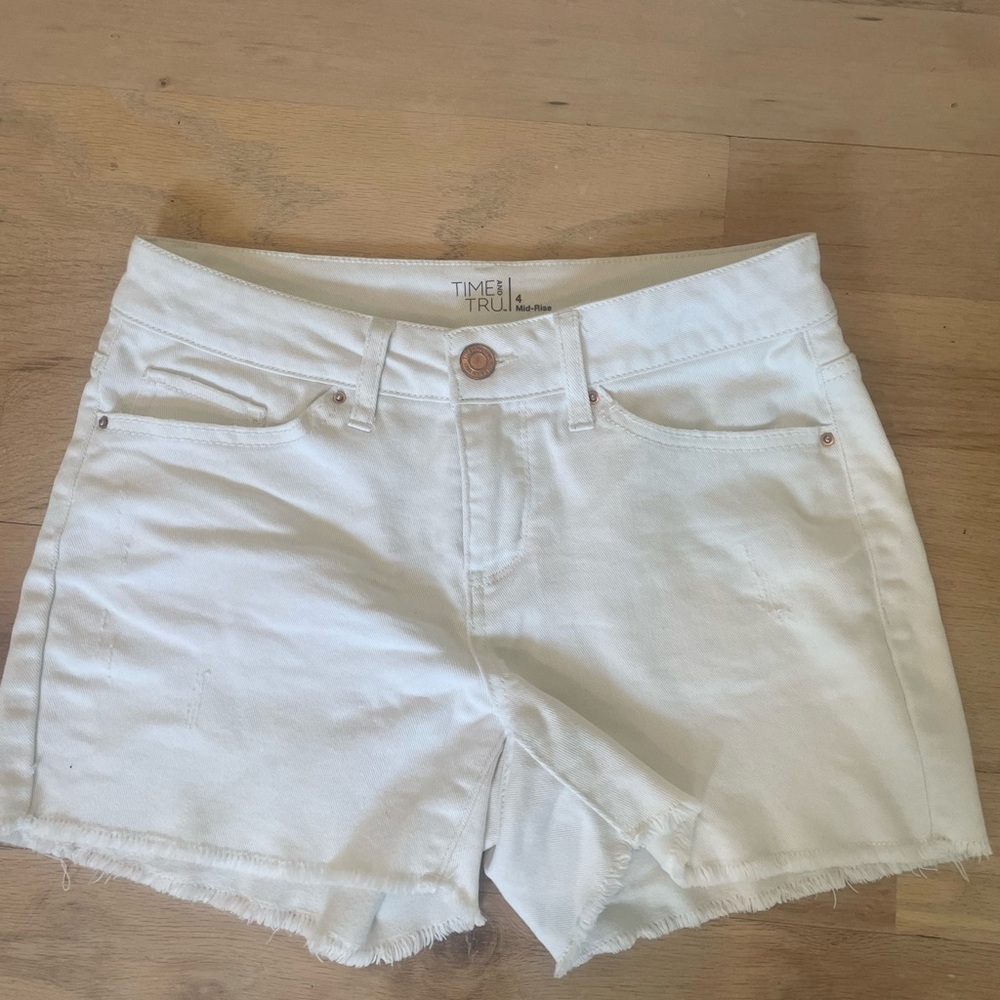 Women's white frayed jean shorts